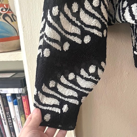 🏷️🎉🆕 nwt! • black & white zebra striped dolman batwing crinkle top - Picture 7 of 16
